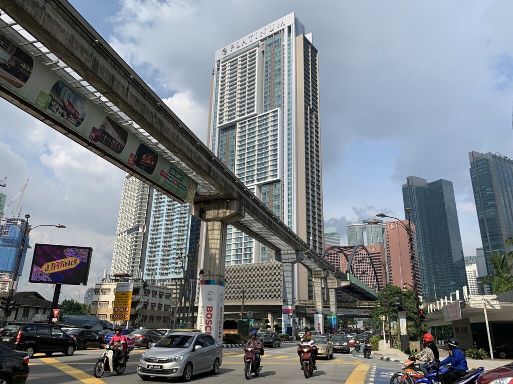 Une avenue de Kuala Lumpur avec en surplomb le pont du KTM Komuter