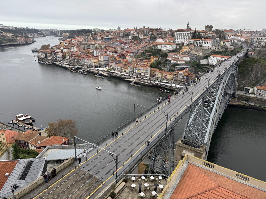 La vue sur le Ponte Luís depuis les hauteurs de l'église du Mosteiro da Serra do Pilar