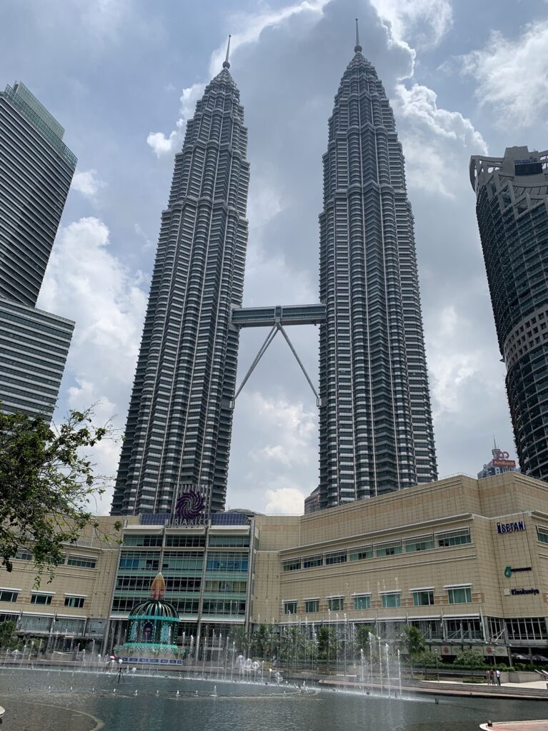 Une vue sur les tours Petronas depuis le KLCC Park