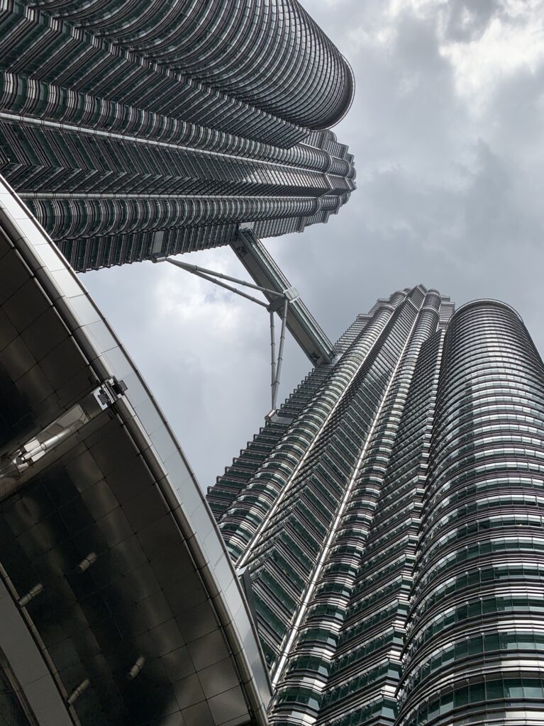 La vue sur les tours Petronas depuis le pied des tours