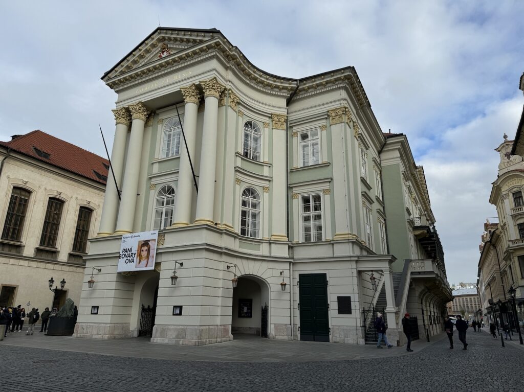 La façade extérieur du théâtre des États de Prague