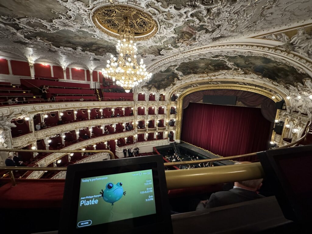 La grande salle de l'opéra d'État de Prague